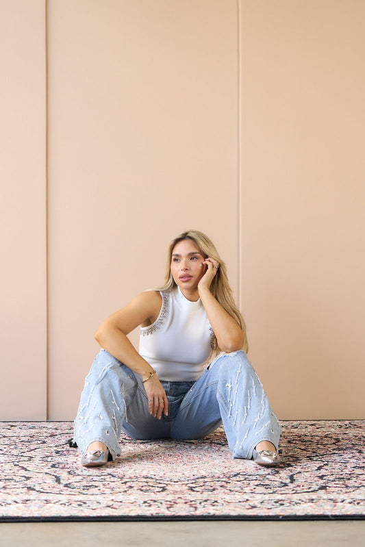 PANTALÓN CON EFECTO RASGADO Y APLIQUES COLGANTES DE JOYAS