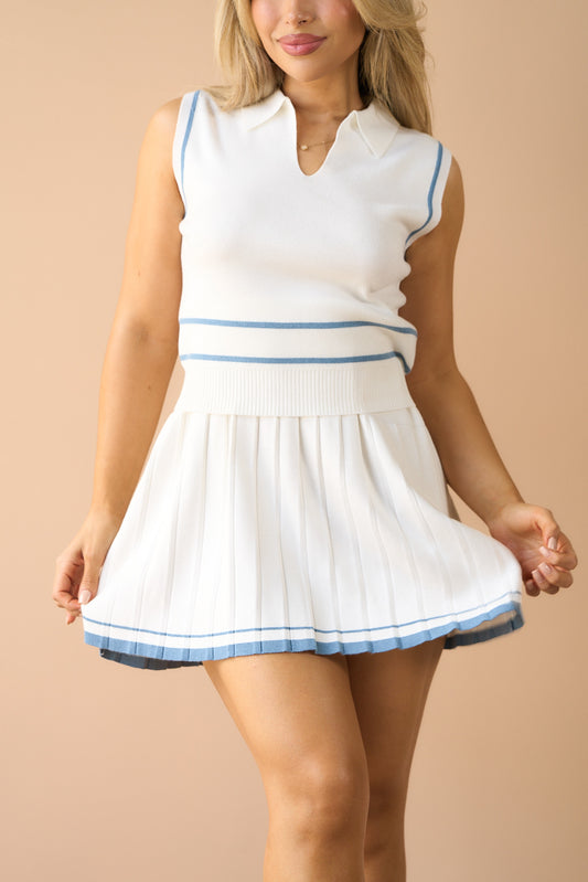 SET DE TOP CUELLO POLO CON FALDA PLISADA CON LÍNEA CONTRASTE EN CELESTE