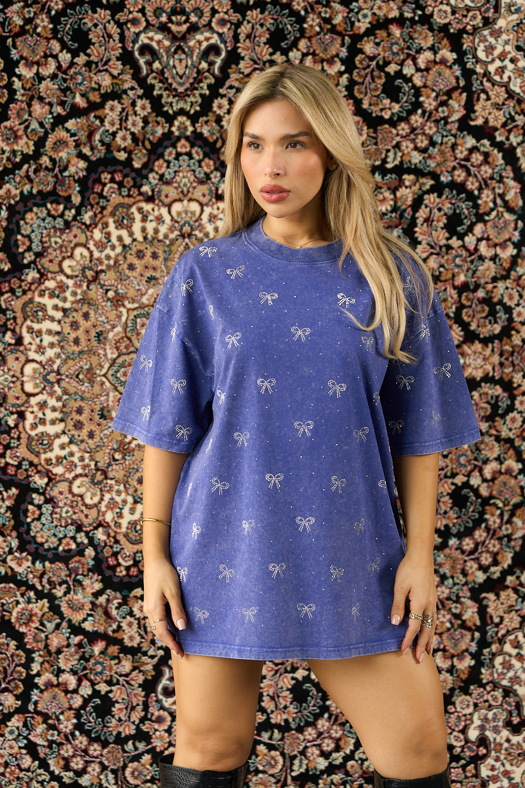 CAMISETA OVERSIZED CON PATRÓN DE BRILLOS CON LAZOS