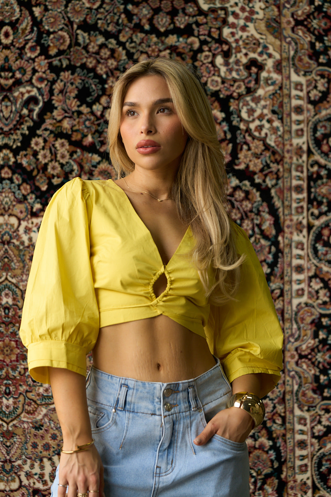 CAMISA CON ESCOTE CRUZADO Y AMARRE TRASERO