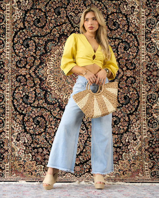 CAMISA CON ESCOTE CRUZADO Y AMARRE TRASERO