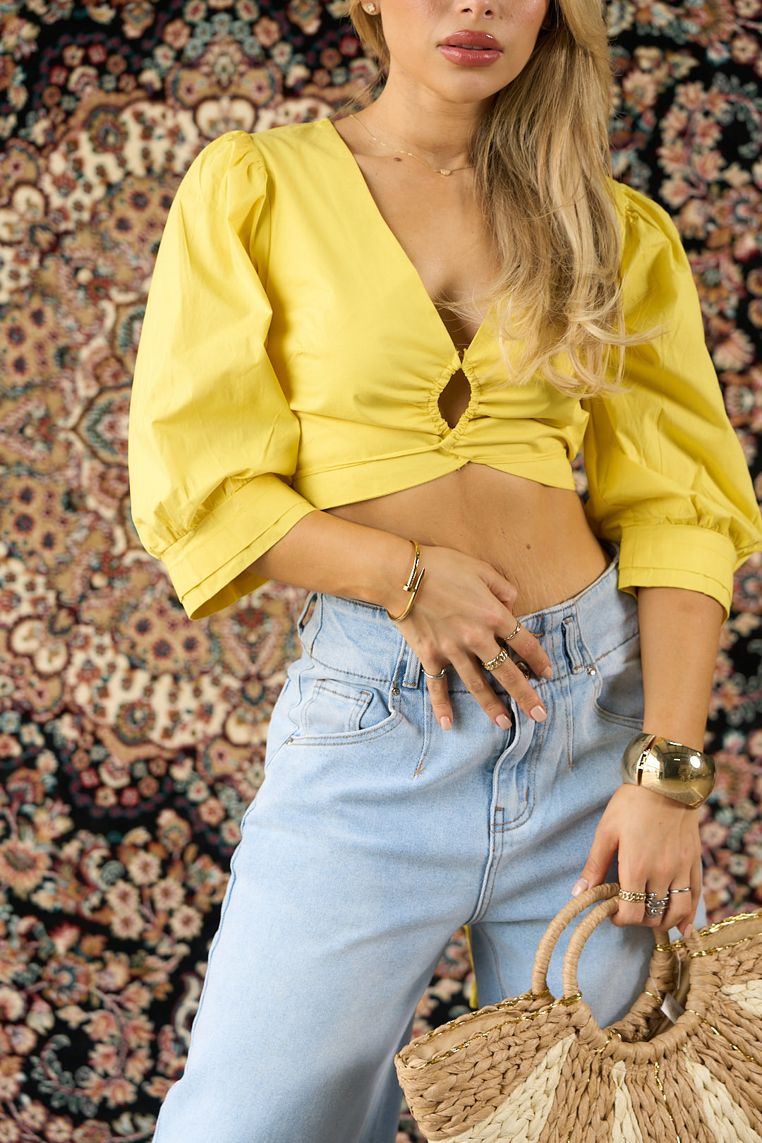 CAMISA CON ESCOTE CRUZADO Y AMARRE TRASERO