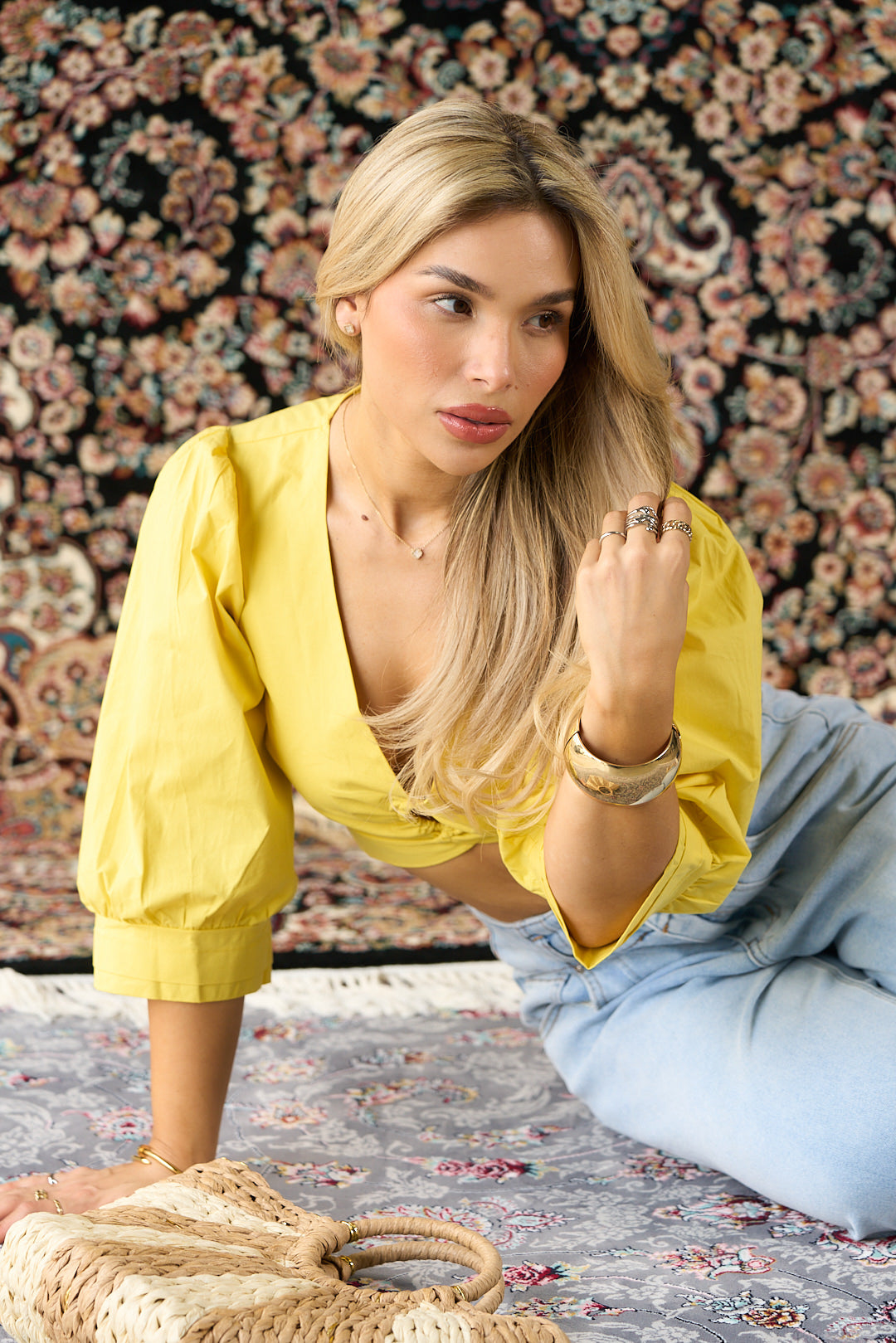 CAMISA CON ESCOTE CRUZADO Y AMARRE TRASERO