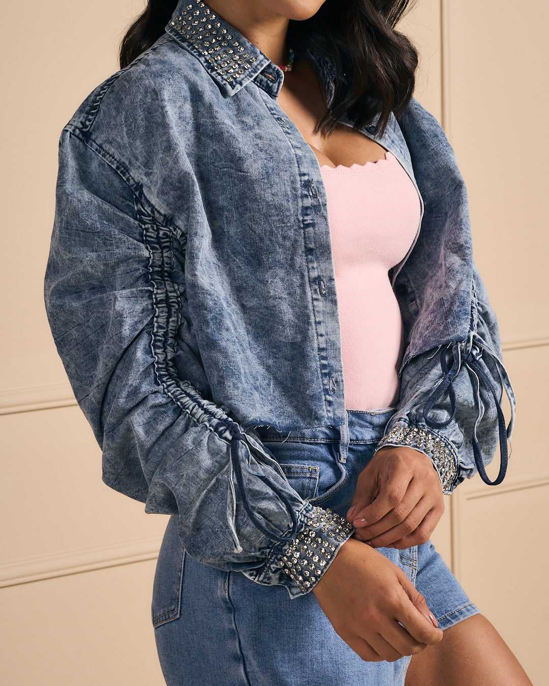 CHAQUETA DENIM CON MANGAS GLOBO Y DETALLE EN LA MUÑECA Y CUELLO