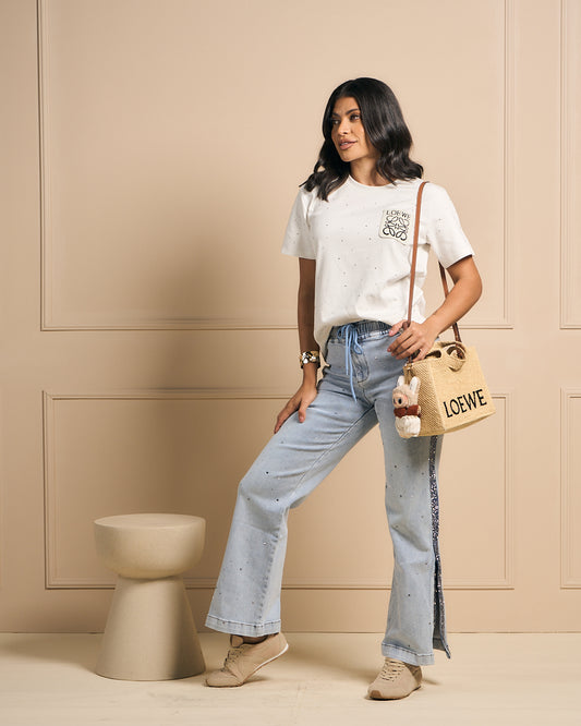 PANTALON DENIM AJUSTABLE AL FRENTE Y DETALLES BRILLANTES
