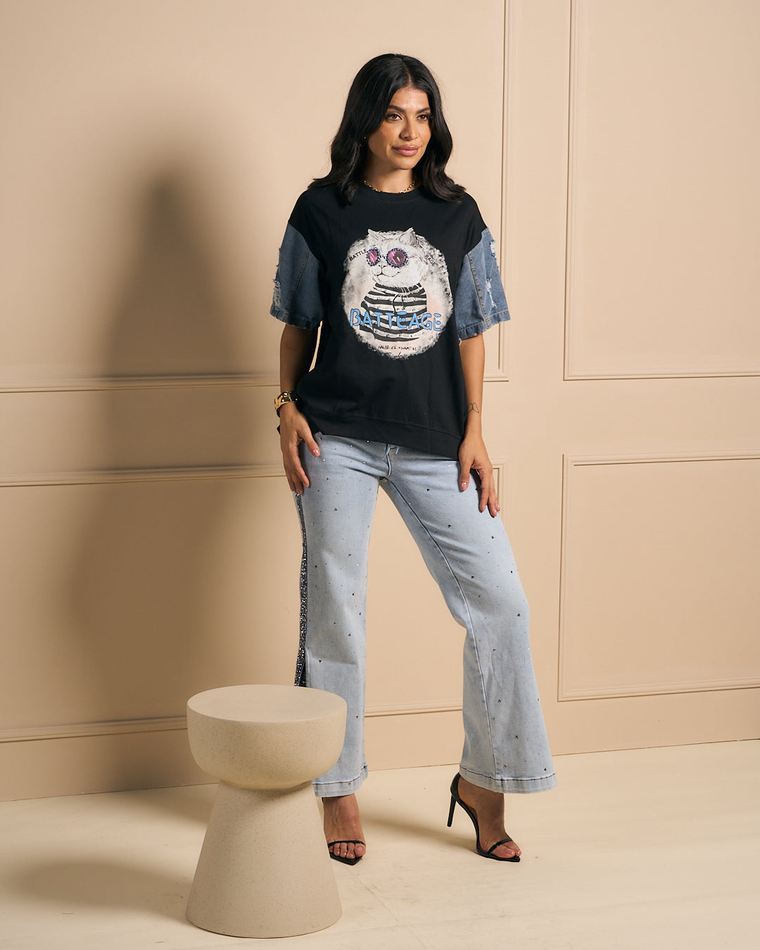BLUSA NEGRA TIPO OVERSIZE CON DETALLE DE MANGAS DENIM Y ESTAMPADO DE GATO