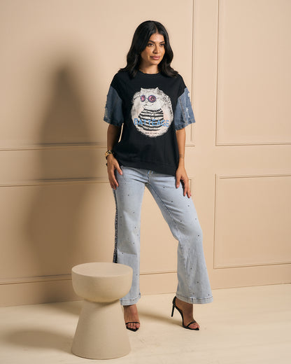 BLUSA NEGRA TIPO OVERSIZE CON DETALLE DE MANGAS DENIM Y ESTAMPADO DE GATO