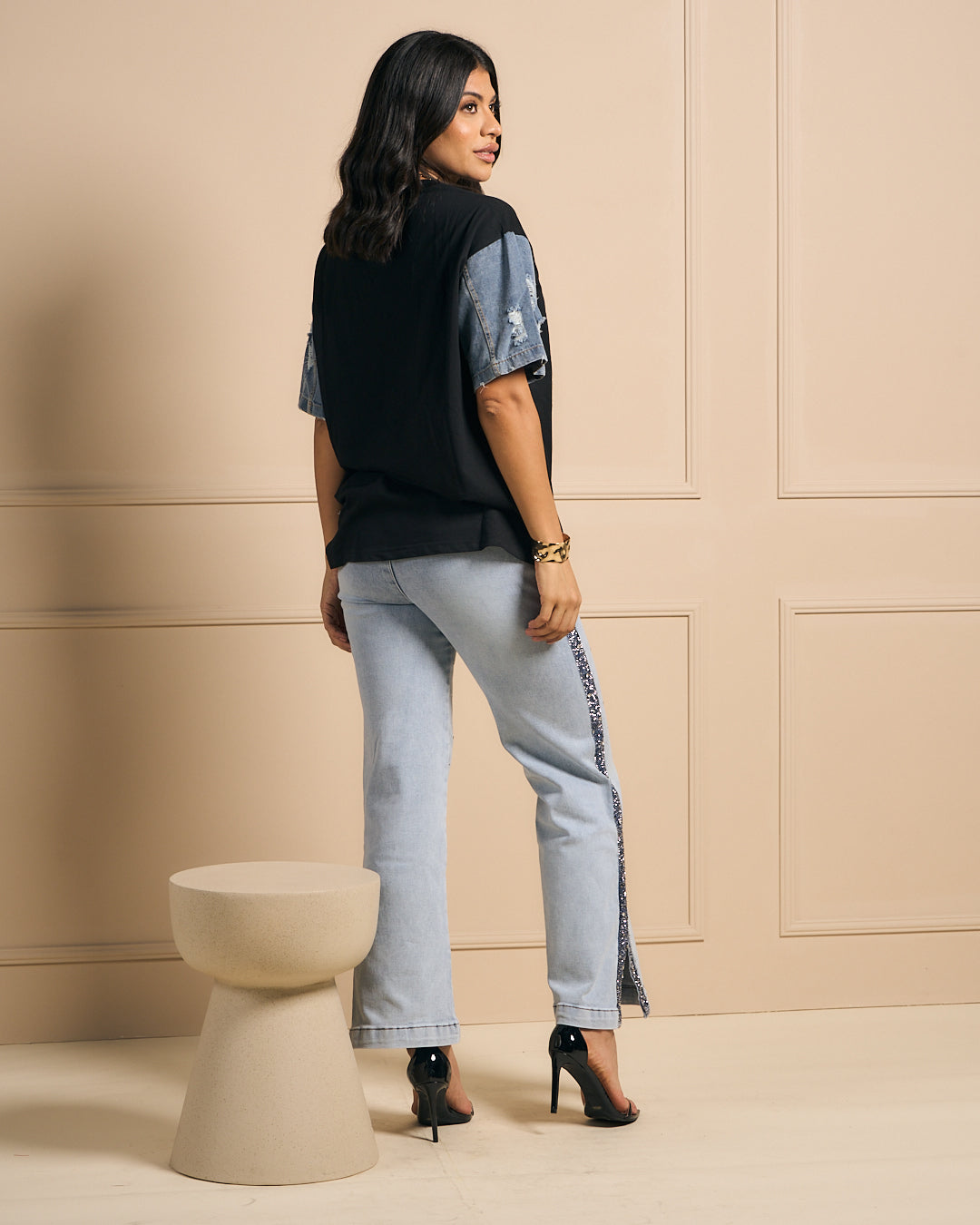 BLUSA NEGRA TIPO OVERSIZE CON DETALLE DE MANGAS DENIM Y ESTAMPADO DE GATO