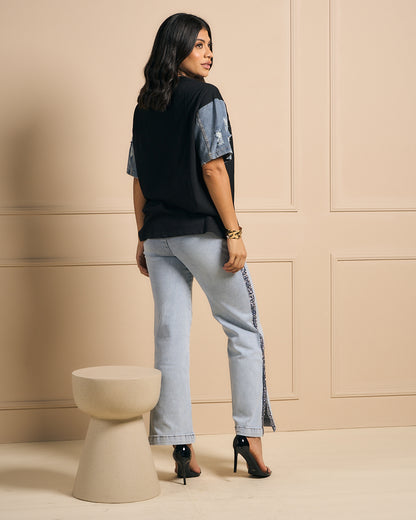 BLUSA NEGRA TIPO OVERSIZE CON DETALLE DE MANGAS DENIM Y ESTAMPADO DE GATO