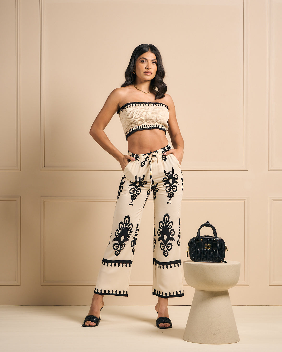 SET ESTAMPADO BEIGE CON NEGRO Y AJUSTE AL FRENTE