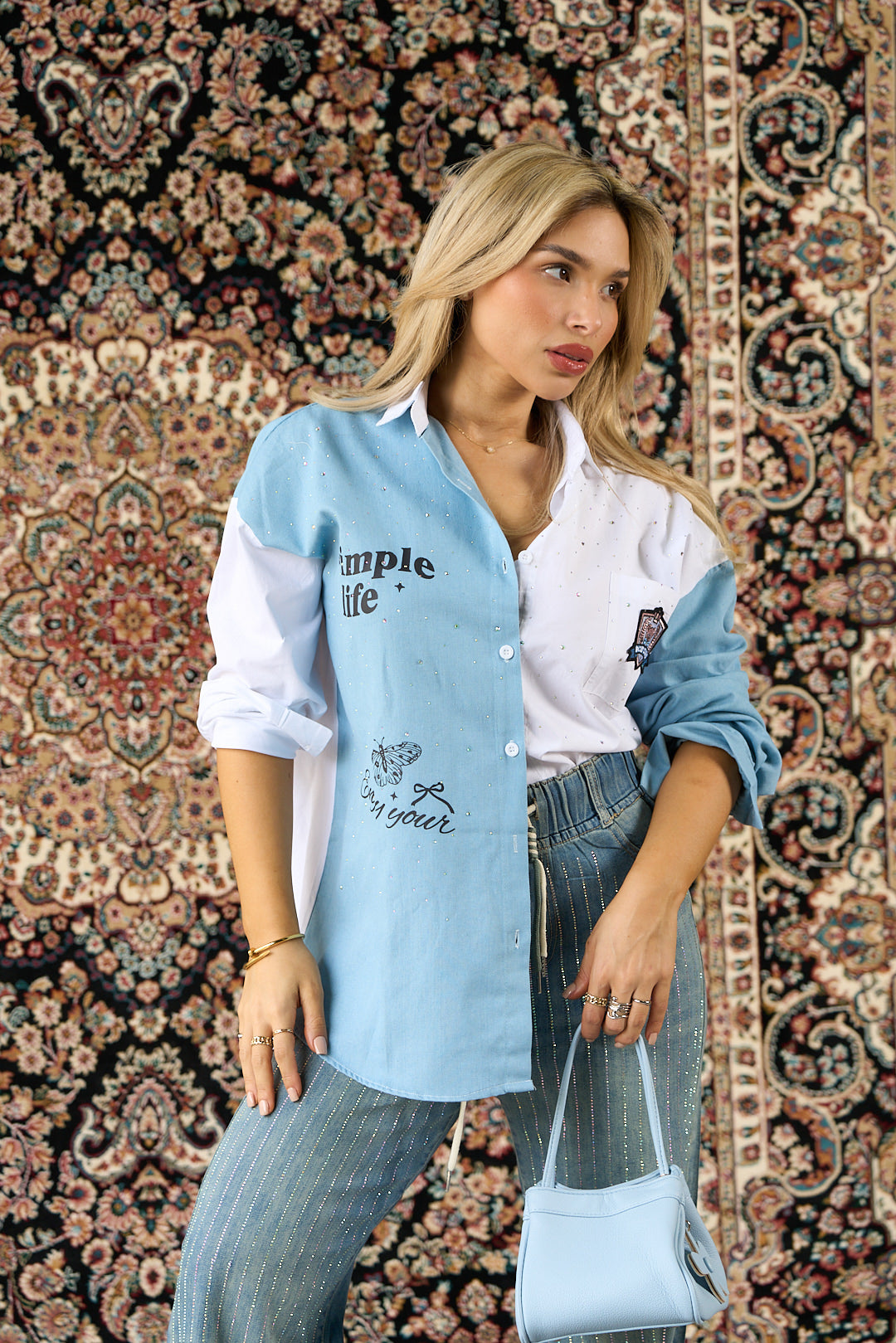 CAMISA A DOBLE TONO CON TEXTURA DENIM Y BRILLOS DELANTEROS