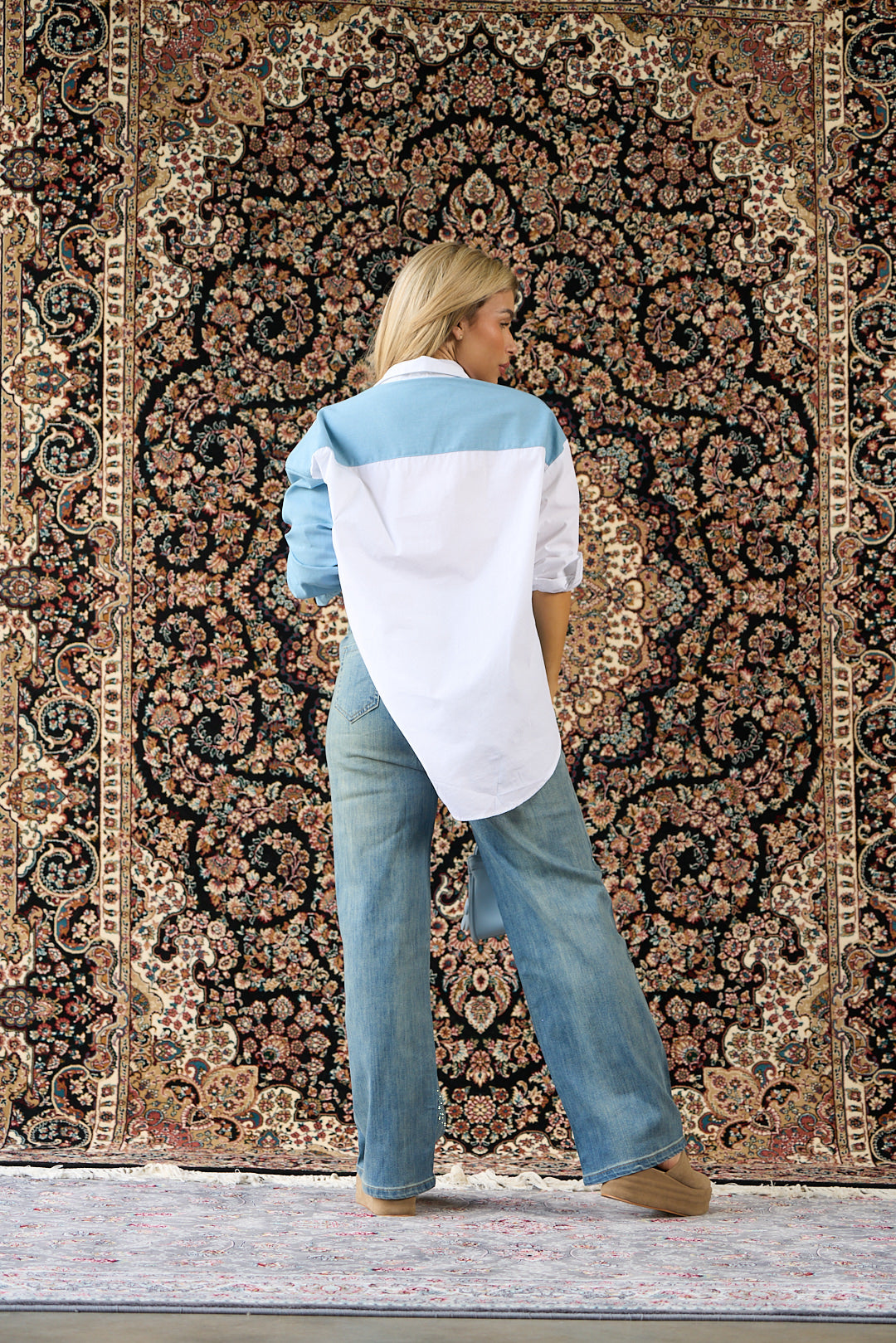 CAMISA A DOBLE TONO CON TEXTURA DENIM Y BRILLOS DELANTEROS