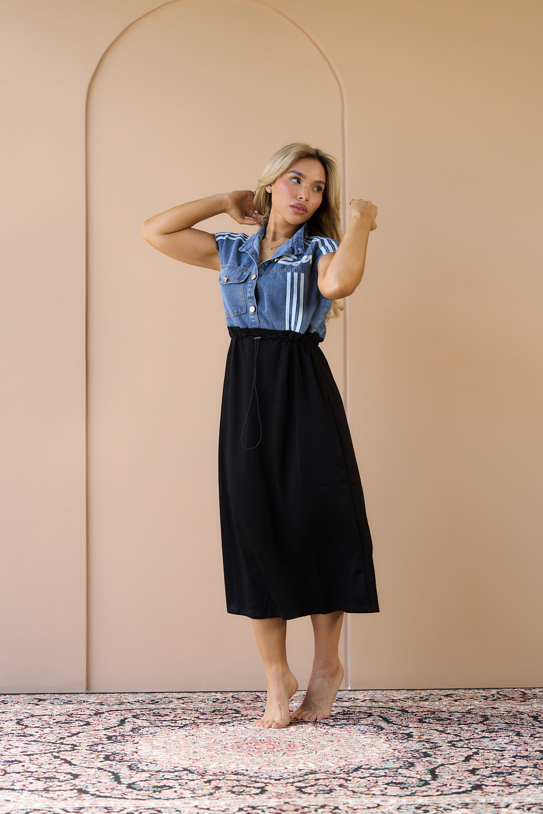 MAXI VESTIDO DE MATERIAL MIXTO CON AJUSTADORES LATERALES  Y CUELLO MAO
