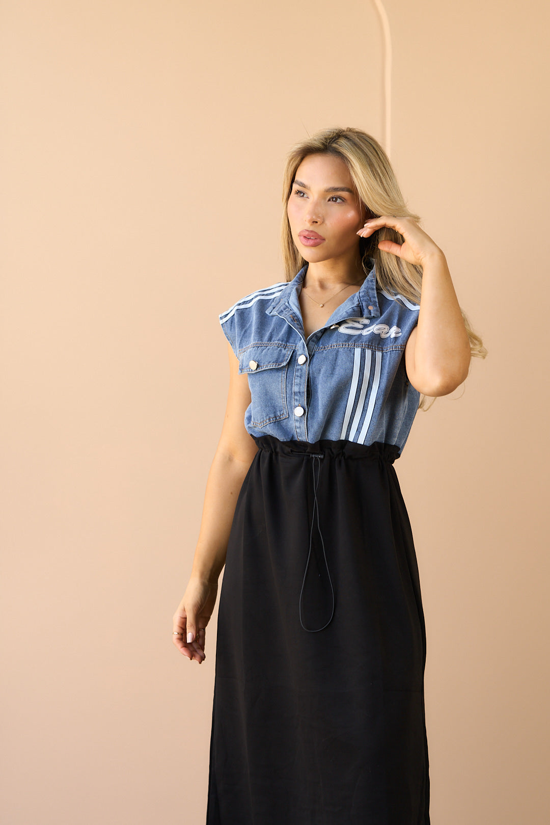 MAXI VESTIDO DE MATERIAL MIXTO CON AJUSTADORES LATERALES  Y CUELLO MAO