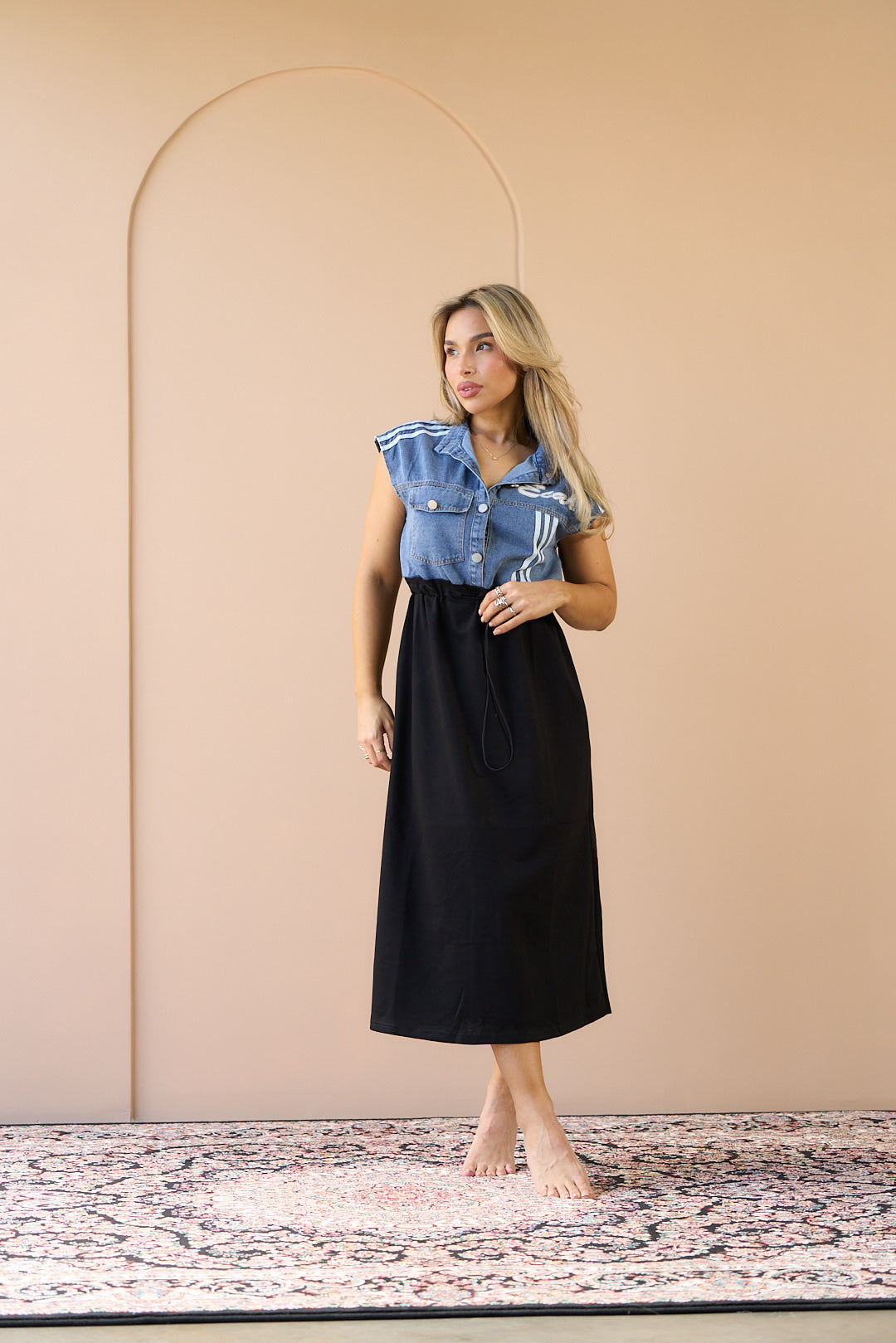 MAXI VESTIDO DE MATERIAL MIXTO CON AJUSTADORES LATERALES  Y CUELLO MAO