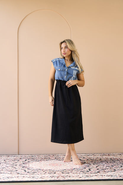 MAXI VESTIDO DE MATERIAL MIXTO CON AJUSTADORES LATERALES  Y CUELLO MAO