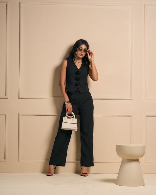 SET DE CHALECO Y PANTALON NEGRO CON DETALLE DE ROSAS
